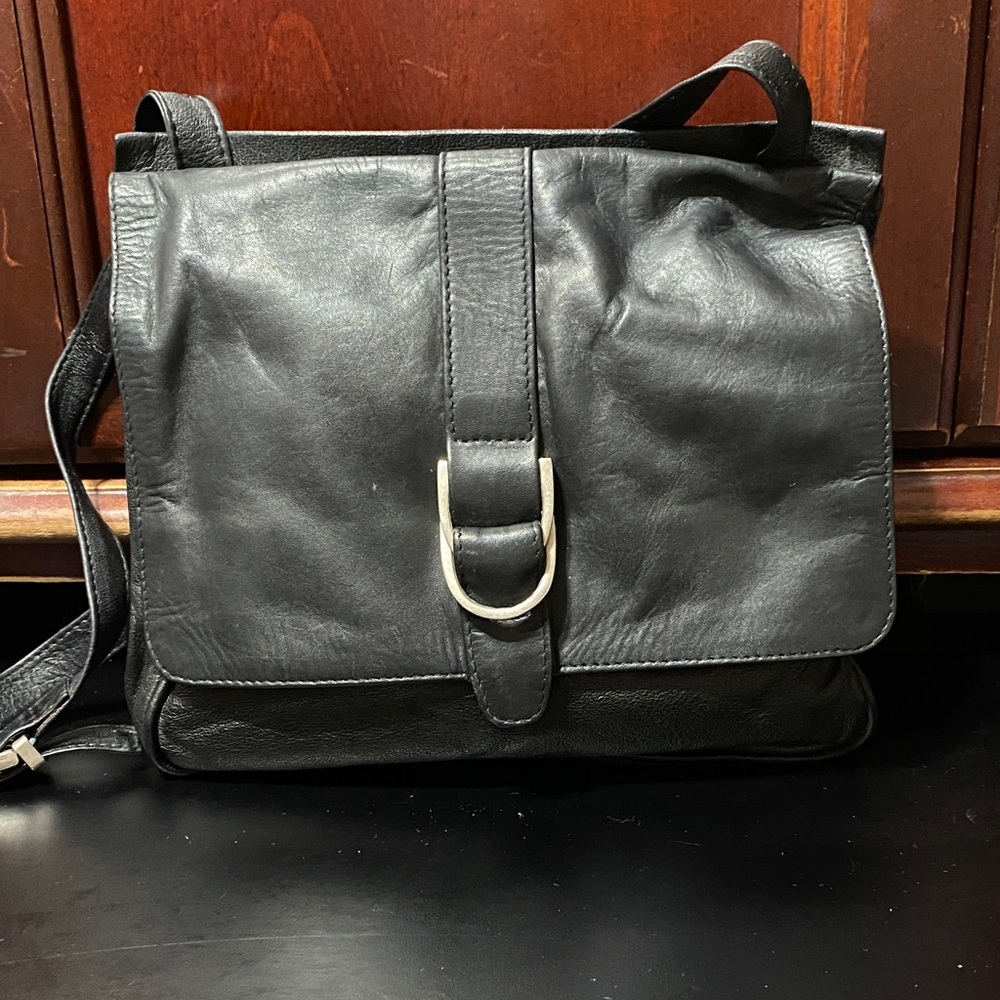 Kenneth Cole Reaction Vintage Black Leather Crossbody 50” adjustable strap Bag